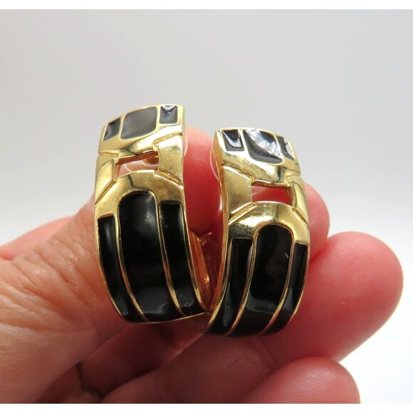 Vintage Trifari Earrings Gold Tone Black Enamel Pierced Stud Hoop Textured - Picture 10 of 10